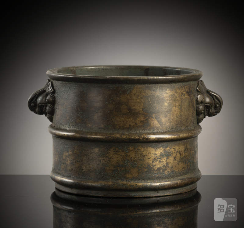 A cylindrical bronze incense burner in the shape of a cylindrical 'Lian' with relief burrs and mask handles on the sides - 图2